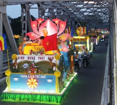 Rực rỡ xe hoa mừng Đức Phật đản sinh ở cố đô Huế - 9 Rực rỡ xe hoa mừng Đức Phật đản sinh ở cố đô Huế - 9