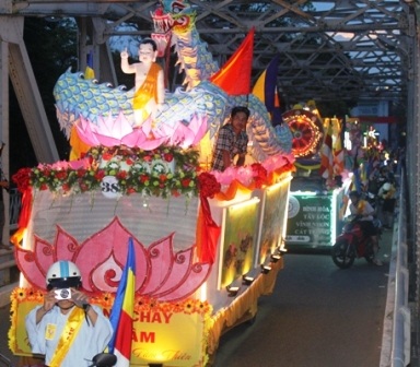 Rực rỡ xe hoa mừng Đức Phật đản sinh ở cố đô Huế - 8 Rực rỡ xe hoa mừng Đức Phật đản sinh ở cố đô Huế - 8