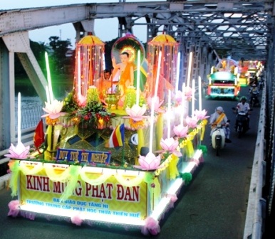 Rực rỡ xe hoa mừng Đức Phật đản sinh ở cố đô Huế - 10 Rực rỡ xe hoa mừng Đức Phật đản sinh ở cố đô Huế - 10