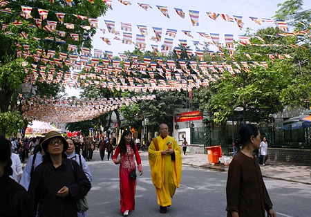 Tháng Tư - mùa Phật đản - 2