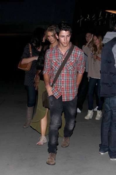 Nick Jonas hẹn hò với đàn chị Delta Goodrem? - 2 Nick Jonas hẹn hò với đàn chị Delta Goodrem? - 2