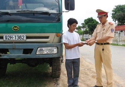 Cảnh sát giao thông trả lại cho lái xe hơn 14 triệu đồng - 1