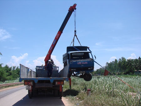 Xe tải lao xuống ruộng mía - 1 Xe tải lao xuống ruộng mía - 1