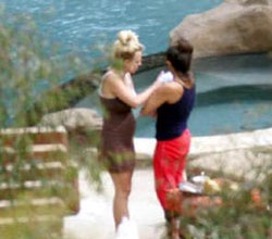 Brits "chơi khăm" paparazzi - 1