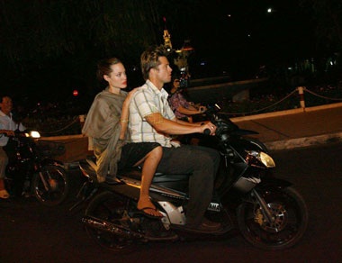 “Cặp đôi vàng” của Hollywood bất ngờ đến Việt Nam - 5