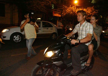 “Cặp đôi vàng” của Hollywood bất ngờ đến Việt Nam - 7