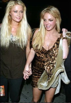 Britney Spear và Paris Hilton ngày càng trở nên thân thiết - 1
