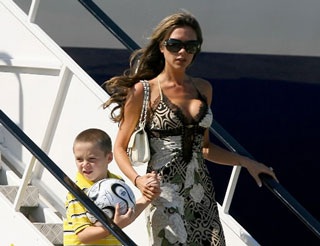 Vợ chồng Beckham về Anh - 3