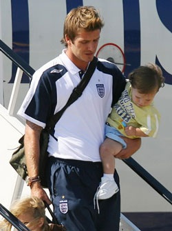 Vợ chồng Beckham về Anh - 4