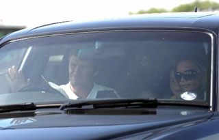 Vợ chồng Beckham về Anh - 7