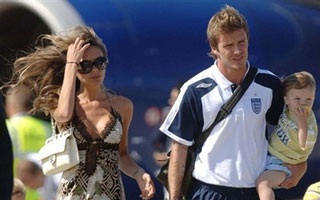 Vợ chồng Beckham về Anh - 5