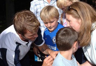 Vợ chồng Beckham về Anh - 6