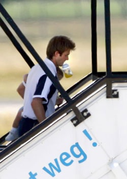 Vợ chồng Beckham về Anh - 1