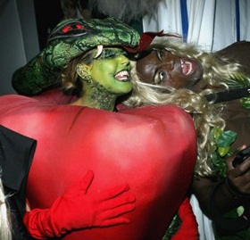 Ngỡ ngàng đêm Halloween... - 1