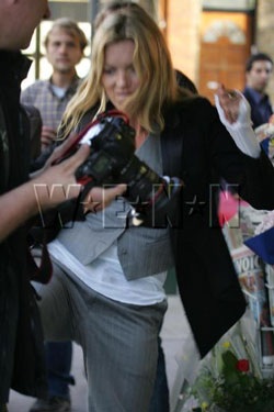 Kate Moss "tung chưởng" với đám paparazzi  - 2