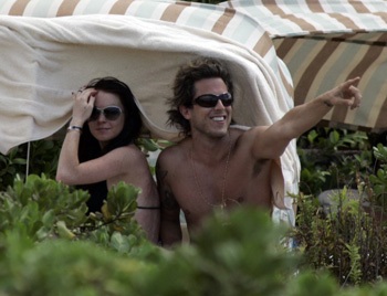 Lilo và người tình hồn nhiên âu yếm giữa chốn đông người - 2