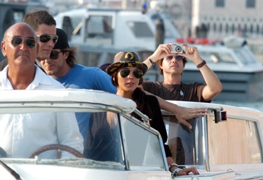 Lilo và người tình hồn nhiên âu yếm giữa chốn đông người - 7