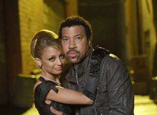 Nicole "đánh bóng" mình qua tên tuổi cha nuôi? - 9