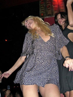 Một đêm “thác loạn” của Paris Hilton - 2