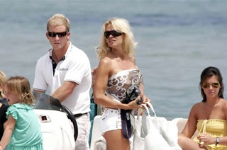 Pamela Anderson làm trò cười tại bãi biển St. Tropez  - 1