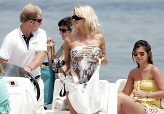 Pamela Anderson làm trò cười tại bãi biển St. Tropez  - 2