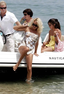 Pamela Anderson làm trò cười tại bãi biển St. Tropez  - 4