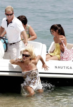 Pamela Anderson làm trò cười tại bãi biển St. Tropez  - 5