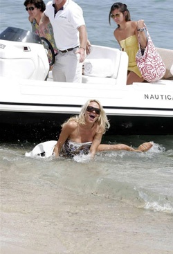 Pamela Anderson làm trò cười tại bãi biển St. Tropez  - 6