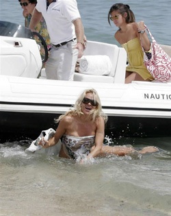 Pamela Anderson làm trò cười tại bãi biển St. Tropez  - 7