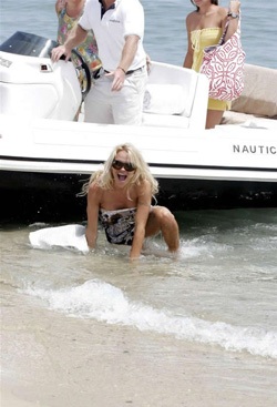 Pamela Anderson làm trò cười tại bãi biển St. Tropez  - 8