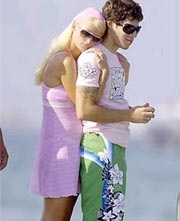 Paris Hilton nhận chiếc nhẫn đính hôn thứ hai  - 1