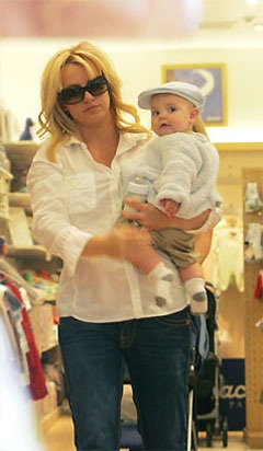 Cậu ấm nhà Britney ăn mặc xấu nhất! - 4