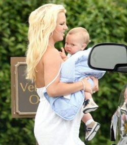 Cậu ấm nhà Britney ăn mặc xấu nhất! - 5