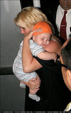 Cậu ấm nhà Britney ăn mặc xấu nhất! - 6