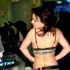 Britney không ngại thay quần áo giữa chốn đông người - 2