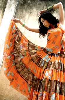 Thủy Tiên và thời trang váy digan - 2