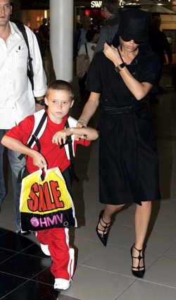 Cậu cả nhà Beckham có hành động quá khích khi bảo vệ mẹ - 1