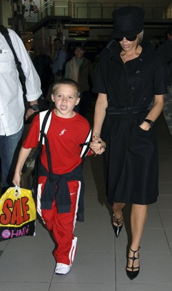 Cậu cả nhà Beckham có hành động quá khích khi bảo vệ mẹ - 2