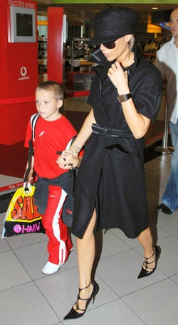 Cậu cả nhà Beckham có hành động quá khích khi bảo vệ mẹ - 3