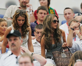 Trên khán đài, Vic khóc theo chồng! - 1