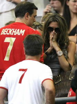 Trên khán đài, Vic khóc theo chồng! - 8