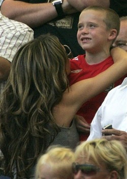 Trên khán đài, Vic khóc theo chồng! - 9