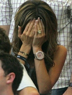 Trên khán đài, Vic khóc theo chồng! - 11