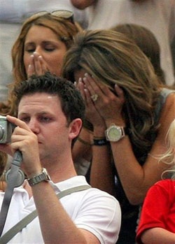 Trên khán đài, Vic khóc theo chồng! - 10