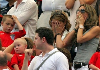 Trên khán đài, Vic khóc theo chồng! - 7