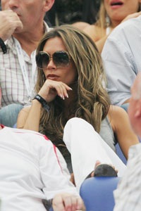 Trên khán đài, Vic khóc theo chồng! - 4