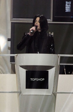 Sự xuất hiện “xa hoa” của Michael Jackson - 6 Sự xuất hiện “xa hoa” của Michael Jackson - 6