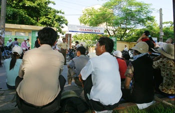 Chùm ảnh: Chờ con ngoài phòng thi... - 1