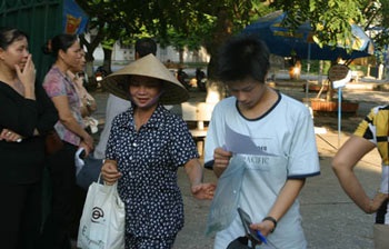 Chùm ảnh: Chờ con ngoài phòng thi... - 5