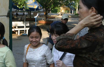 Chùm ảnh: Chờ con ngoài phòng thi... - 4